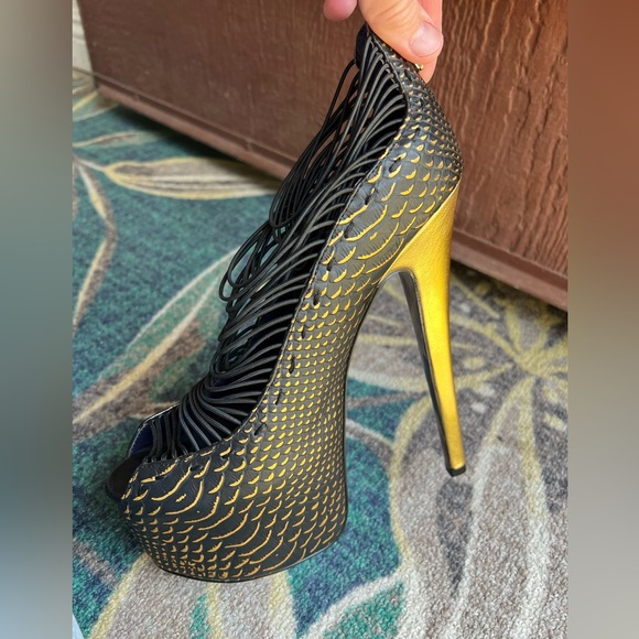 LONDON TRASH - Size 8 LT. CRUSH Gold and black leather platform heels - Picture 2 of 16